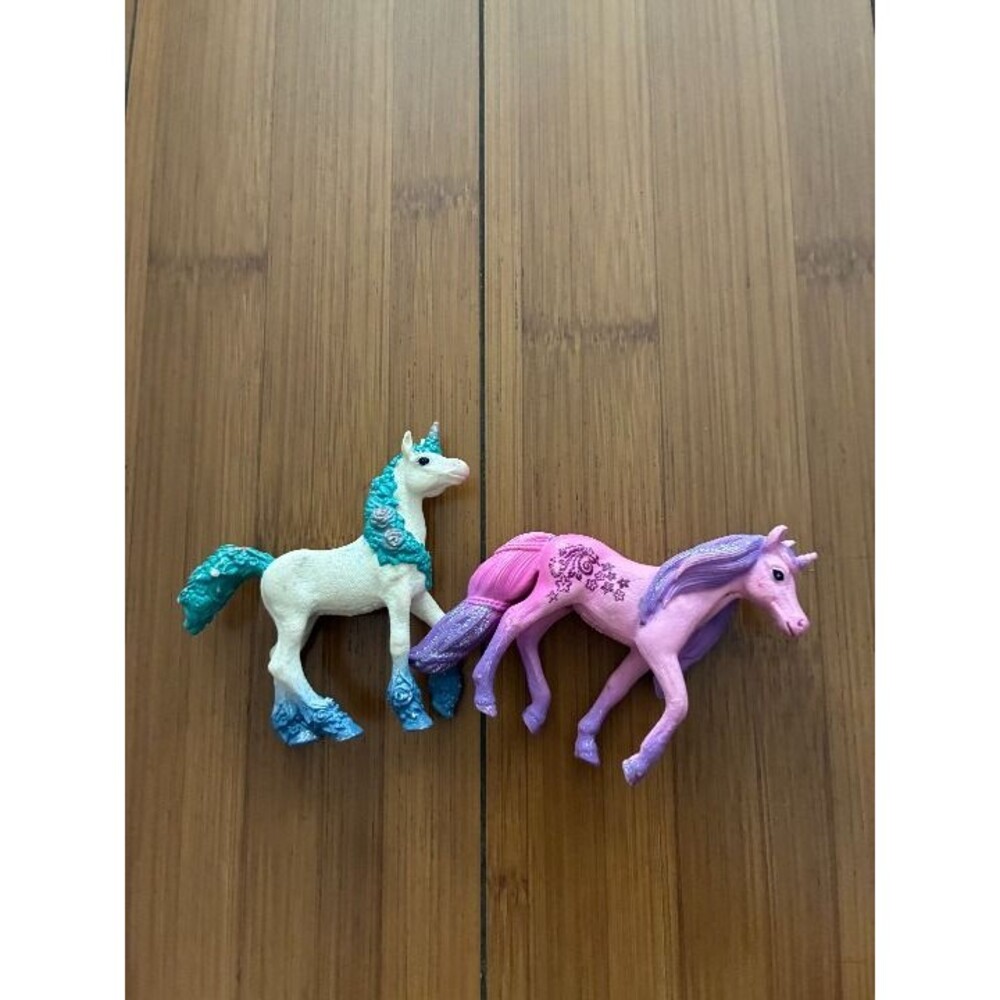 2x Schleich unicorn horse figurines - White Pink